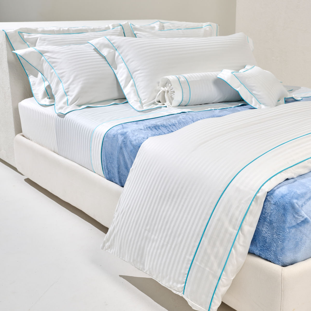 01 02 0412 Capa de Edredom Plaza Maquinetdo Branco Azul Turquesa 001